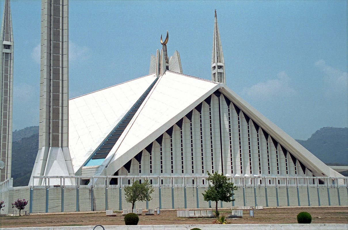 03 Islamabad Shah Faisal Mosque Built in 1985, the beautiful Shah Faisal Mosque in Islamabad was designed by a renowned Turkish Architect, Vedat Dalokay, and named after late King Faisal of Saudi Arabia, who donated most of the US$50 million cost. The Shah Faisal Mosque in Islamabad is spread over 189,705-sq. metres with 88m high minarets and 40m high main prayer hall. The main prayer hall can accommodate 10,000 persons while the covered porticoes and verandahs can take over 24,000 worshipers. The main courtyard has space for 40,000 people.